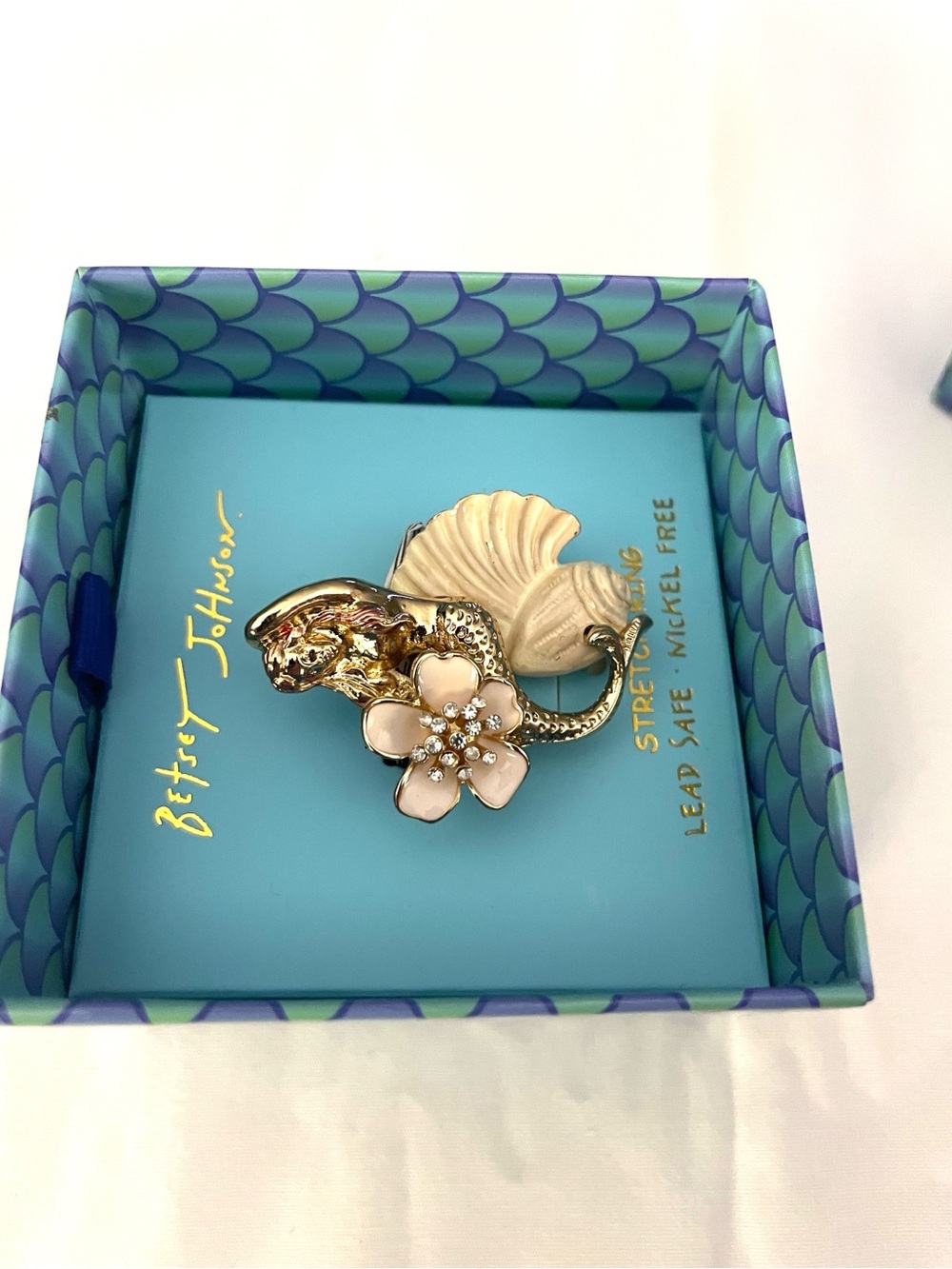 Betsey Johnson Gold Tone Mermaid Flower & Seashell Stretch Cocktail Ring NWT Box - Picture 4 of 8